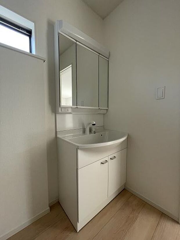 同社施工例写真　使いたいものがすぐに手に取れるオープン棚のミラーキャビネット。フラット部分には小物等を置くことができ便利です！