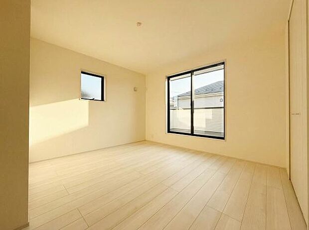 2階主寝室バルコニーに面した明るいお部屋