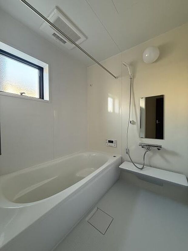 浴室乾燥機付きでお天気の悪い日のお洗濯ものも安心ゆったりと足を伸ばして入れる浴槽はエコベンチ付き