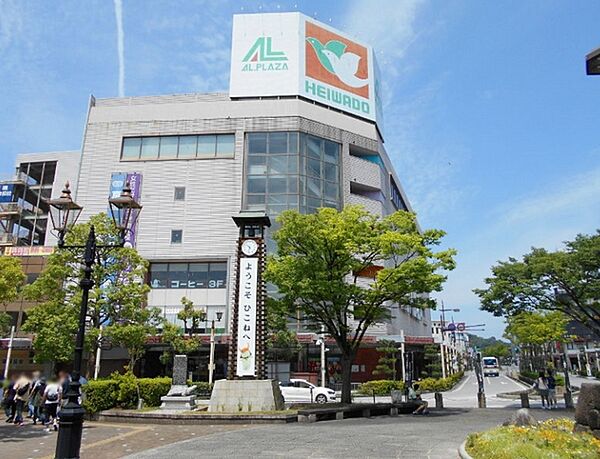 アル・プラザ彦根まで730m、営業時間　9：30～20：00平和堂と専門店約20店舗。