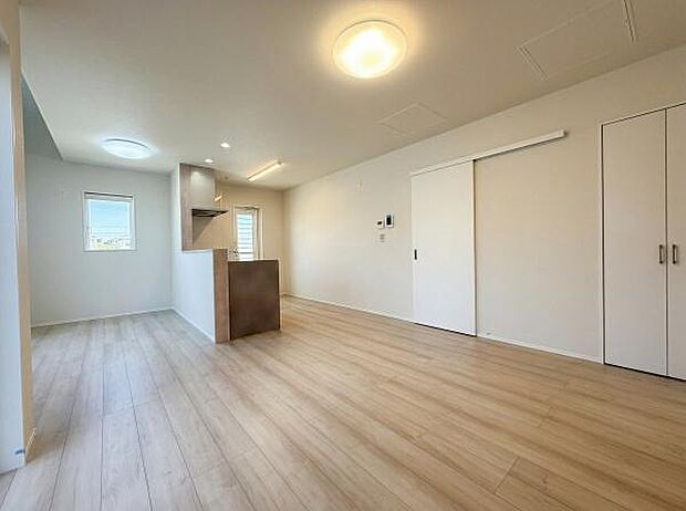 大きな窓があり明るくくつろげるリビング