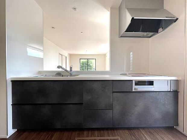 同社施工例写真 キッチンリビングが見渡せるカウンターキッチン IHクッキングヒーターでお手入れもラクラク色・仕様は実際の物件と異なる場合がございます。