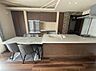 リビング/ダイニング：フラットタイプのキッチンです※本物件は居住中のため掲載写真はAI加工により家具・小物を消去しています。実際の室内状況とは異なる場合があります。現況を優先とします。