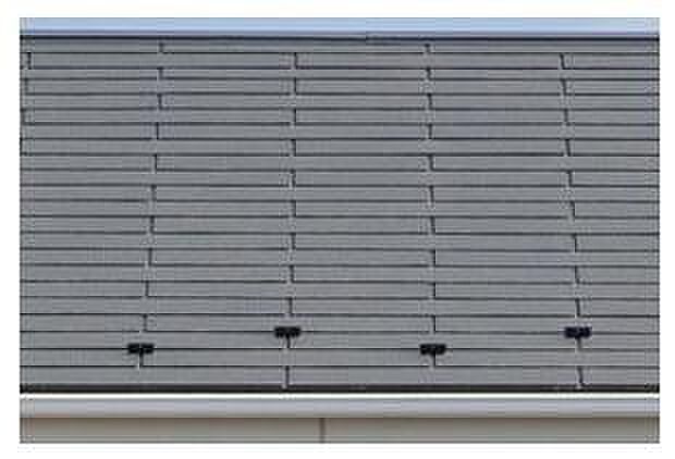 屋根材には軽くて火災に強い「カラーベスト」を採用。日本瓦の約1/2という軽さで、地震時の建物への負担や揺れを軽減。原材料にアスベストを使用していない安心の製品です。