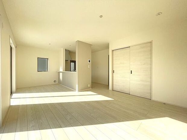 同社施工例写真日当たり良好な広々リビング