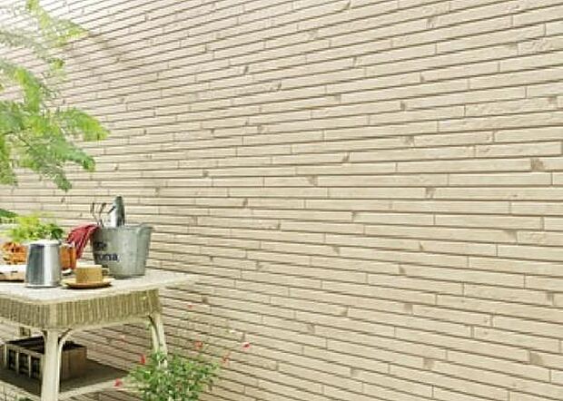 外壁仕上材は窯業系サイディング材を使用。「外壁通気工法」により、壁体内の湿気を効率よく外気に放出、内部結露を抑制させ、耐久性を向上させ、夏季には、通気層内の通風による遮熱効果も期待できます