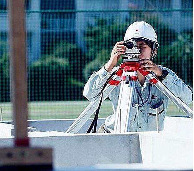 基礎着工前に地盤調査会社による地盤調査を行っています。必要に応じた、地盤補強等を実施し、不同沈下しないよう対策をとっております。万が一があった場合でも地盤調査会社による保証があるため安心です。