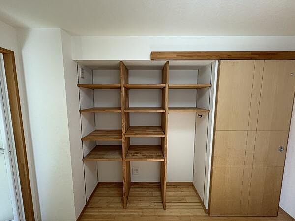 洗面室の収納棚でタオルや洗剤もスッキリ