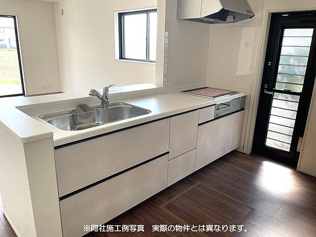 同社施工例写真 キッチンリビングが見渡せるカウンターキッチン IHクッキングヒーターでお手入れもラクラク色・仕様は実際の物件と異なる場合がございます。