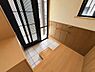 玄関：玄関※居住中の為、掲載写真はAI処理により家具・小物を消去しています。実際の室内状況とは異なる場合があります。現況を優先とします。