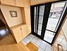 玄関：※居住中の為、掲載写真はAI処理により家具・小物を消去しています。実際の室内状況とは異なる場合があります。現況を優先とします。