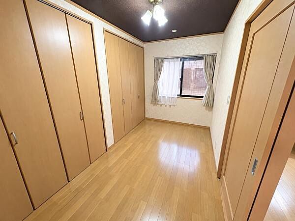 1階洋室4.7帖※居住中の為、掲載写真はAI処理により家具・小物を消去しています。実際の室内状況とは異なる場合があります。現況を優先とします。