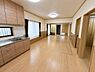 リビング/ダイニング：1階リビング※居住中の為、掲載写真はAI処理により家具・小物を消去しています。実際の室内状況とは異なる場合があります。現況を優先とします。