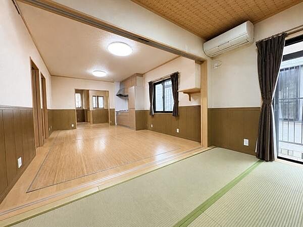1階リビング※居住中の為、掲載写真はAI処理により家具・小物を消去しています。実際の室内状況とは異なる場合があります。現況を優先とします。