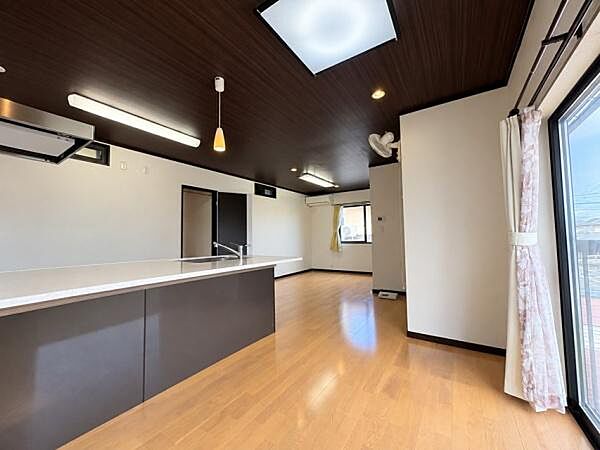 2階リビング※居住中の為、掲載写真はAI処理により家具・小物を消去しています。実際の室内状況とは異なる場合があります。現況を優先とします。