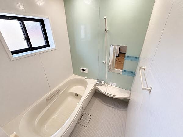 2階浴室※居住中の為、掲載写真はAI処理により家具・小物を消去しています。実際の室内状況とは異なる場合があります。現況を優先とします。