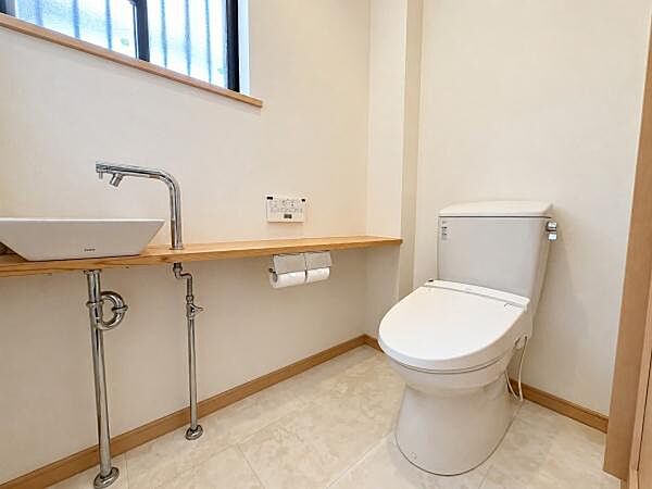 1階トイレ※居住中の為、掲載写真はAI処理により家具・小物を消去しています。実際の室内状況とは異なる場合があります。現況を優先とします。