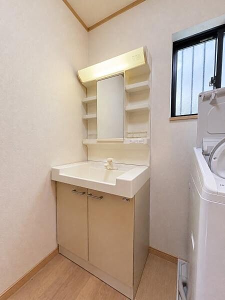 1階洗面台※居住中の為、掲載写真はAI処理により家具・小物を消去しています。実際の室内状況とは異なる場合があります。現況を優先とします。