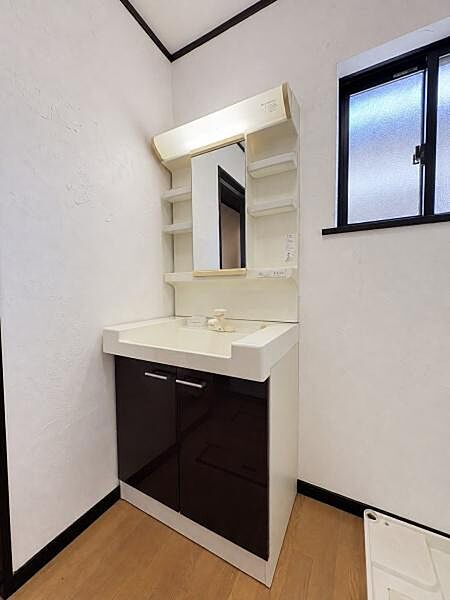 2階洗面台※居住中の為、掲載写真はAI処理により家具・小物を消去しています。実際の室内状況とは異なる場合があります。現況を優先とします。