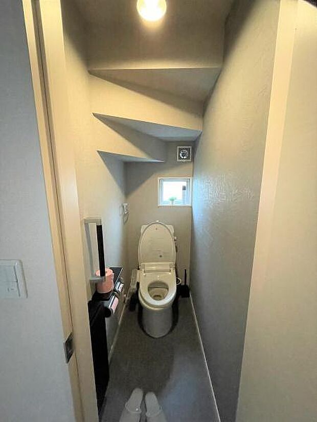 階段下スペースを有効活用した1階トイレ。　無駄なスペースがなく住空間を広くとっている間取りです。小窓があり通気性良好