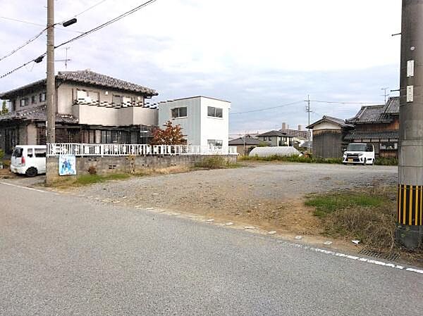 駐車も楽にできる前面道路です