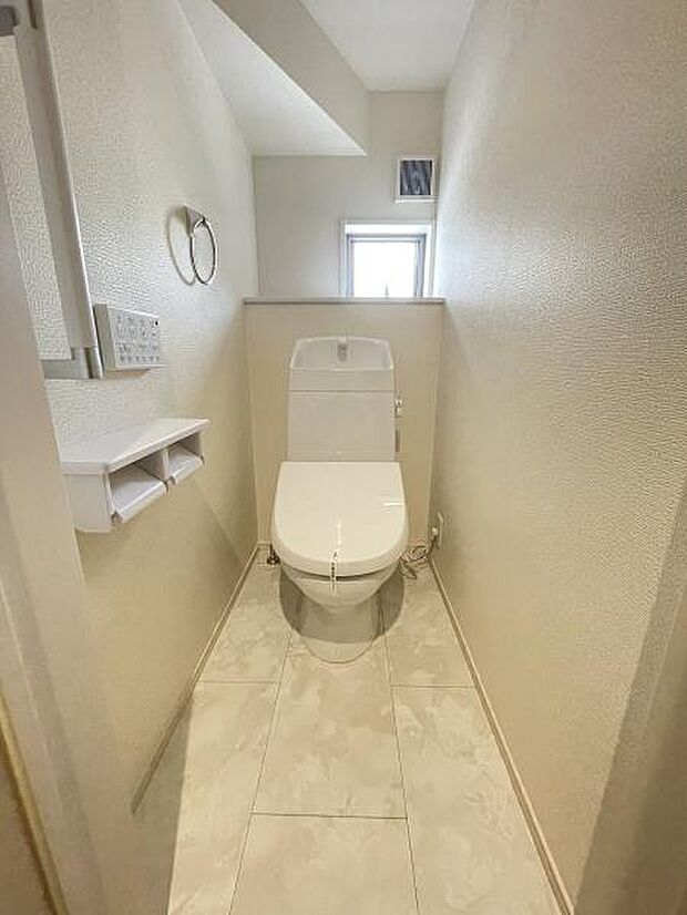 階段下スペースを有効活用した1階トイレ。　無駄なスペースがなく住空間を広くとっている間取りです。手摺や収納もあります