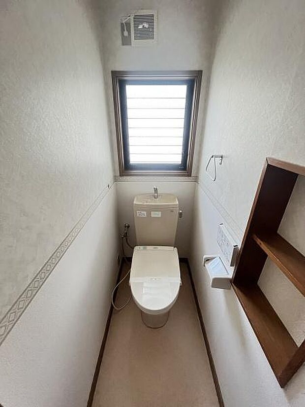 小窓があり通気性良好なトイレ