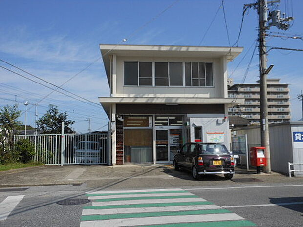 彦根岡町郵便局まで976m、彦根口駅前の郵便局です。