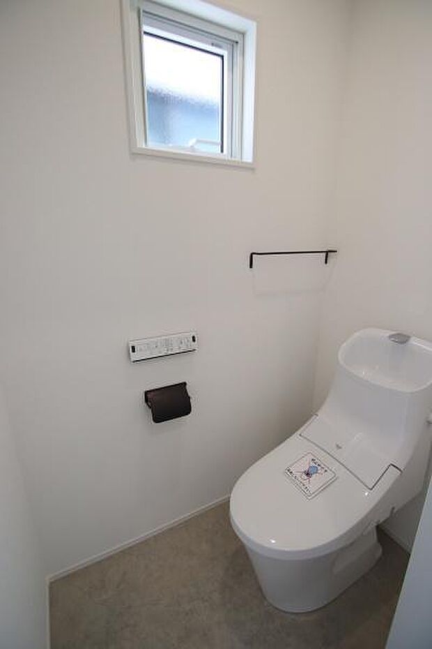 2階トイレも温水洗浄便座付き！