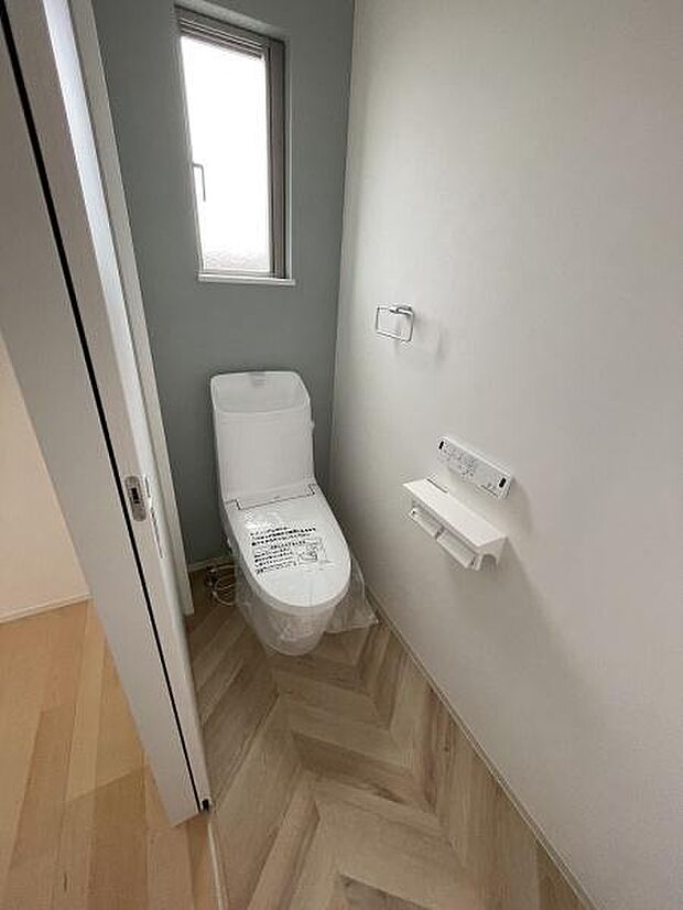 2階トイレも温水洗浄便座付き！