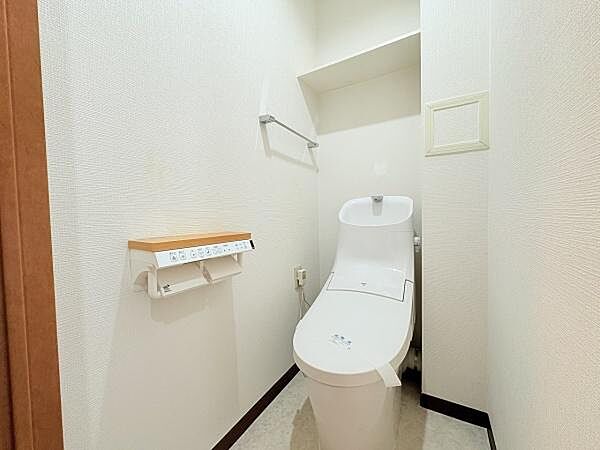 温水洗浄機能付きの便座です♪