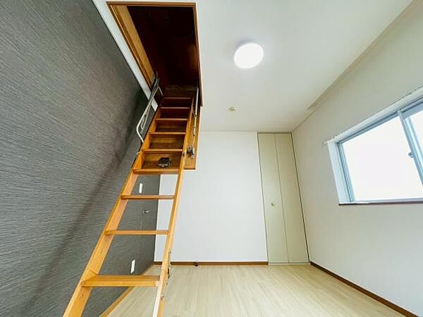 屋根裏収納
