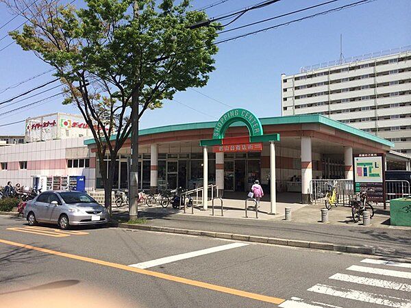 デイリーカナート鶴山台店まで1483m