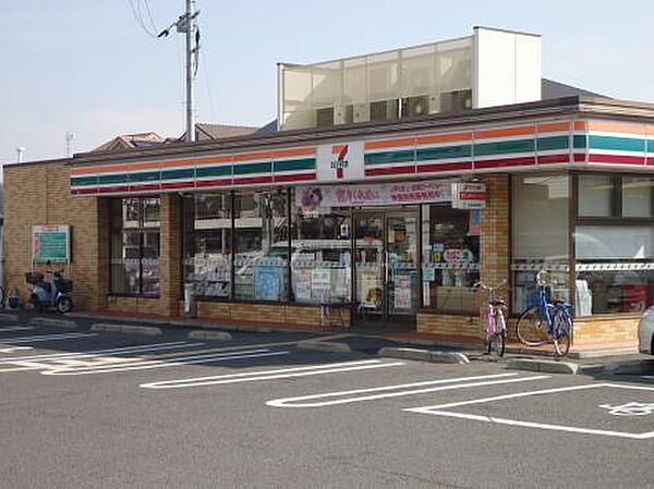 セブン-イレブン 和泉伯太町店まで479m
