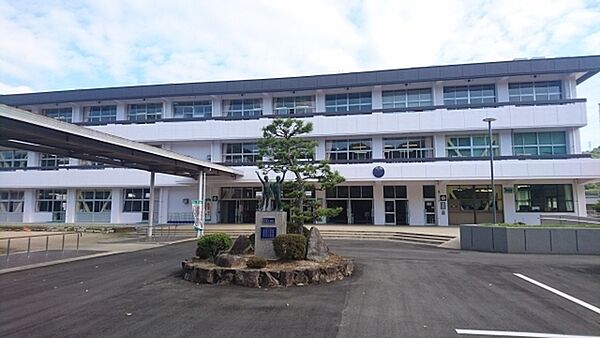 和泉市立郷荘中学校まで1387m