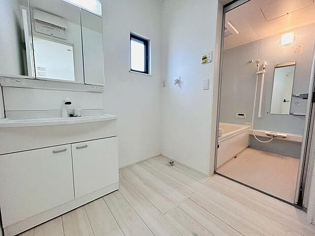 便利なシャワー付き洗面化粧台♪