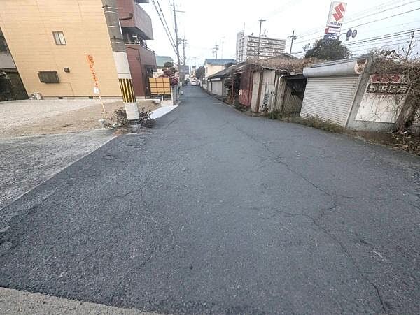 現地含む前面道路、幅員約6．0ｍです。