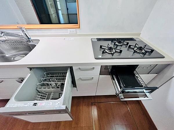 食器洗乾燥機付きのシステムキッチンです。