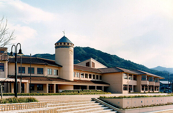 阪南市立桃の木台小学校まで270m