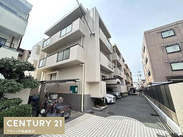 JR東海道本線高槻駅まで徒歩18分の立地。3階建ての2階部分となっております。お部屋は78.2平米ございます。