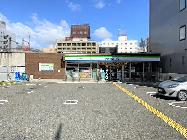 ファミリーマート西中島南方店まで560m