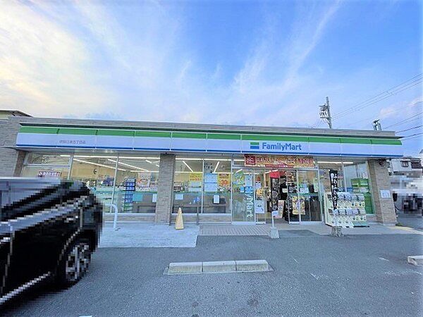 ファミリーマート吹田江坂五丁目店まで557m