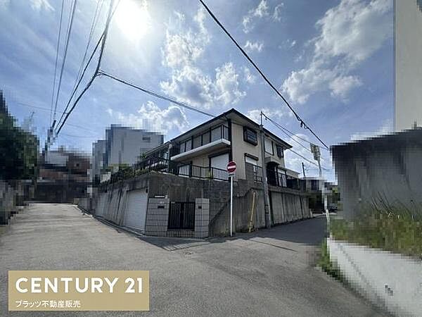 角地につき日当たり・通風良好。