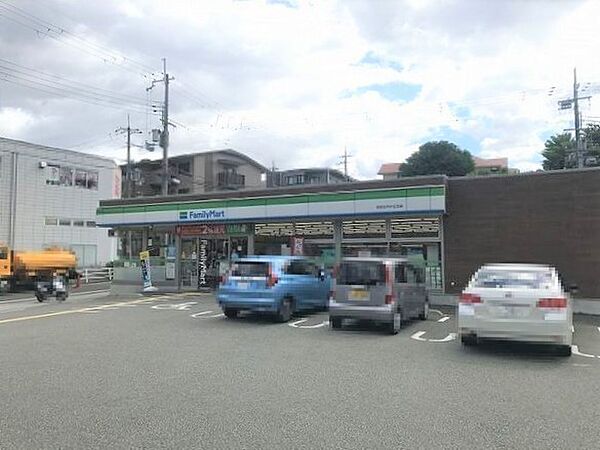 ファミリーマート吹田五月が丘北店まで611m
