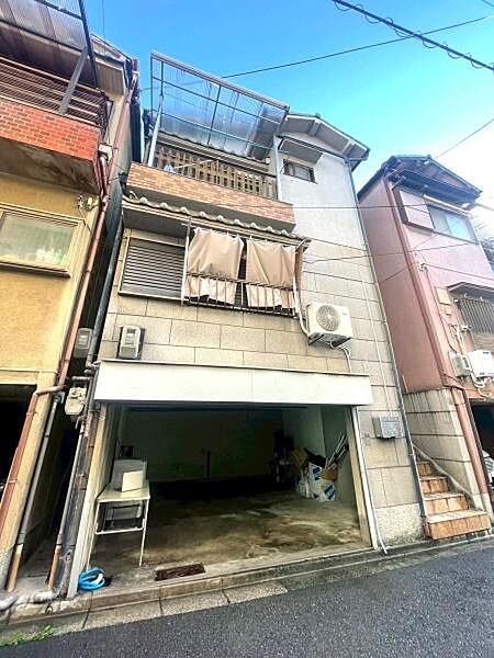 【駐車場】1階部分がガレージスペースの為広さがあり、車だけでなくバイクや自転車も置くことが可能です。