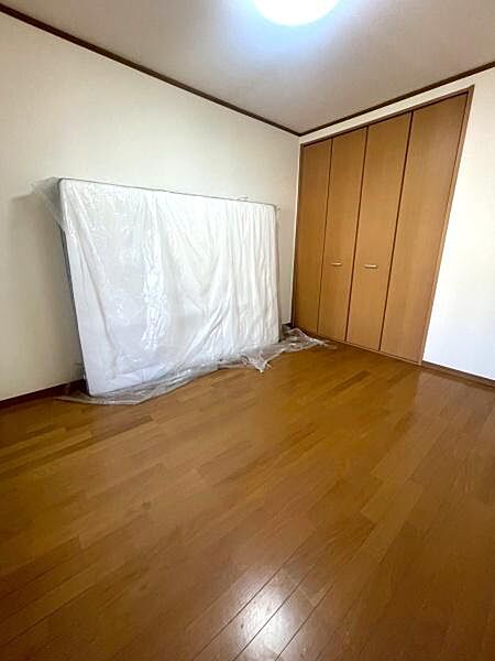 【洋室】居室2部屋とも約6帖の過ごしやすい広さがあります。収納付き。