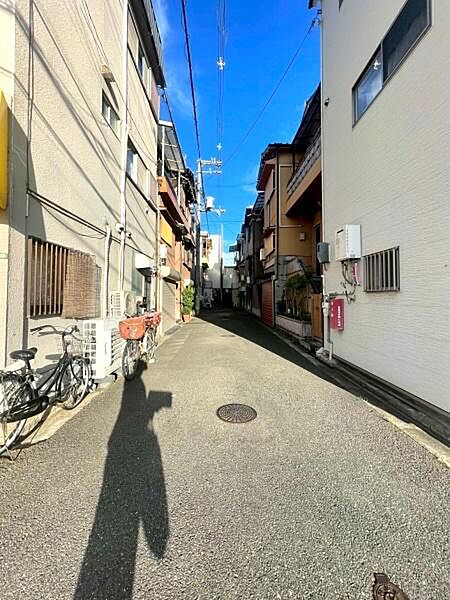 【前面道路】車の出し入れもラクラクに行える広さのある約4.0ｍの前道です