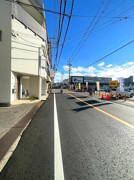 【現地】徒歩1分の距離にスーパー万代があり、日々の買い物が便利な立地です！