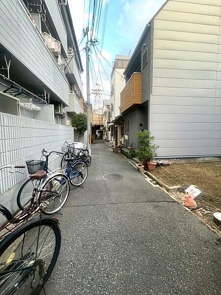 【前面道路】交通量の少ない前道で出入りも安心