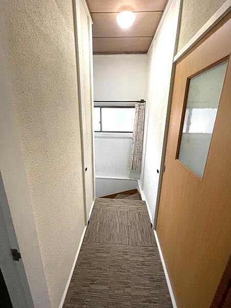 【室内廊下】室内明るい雰囲気の内装です。
